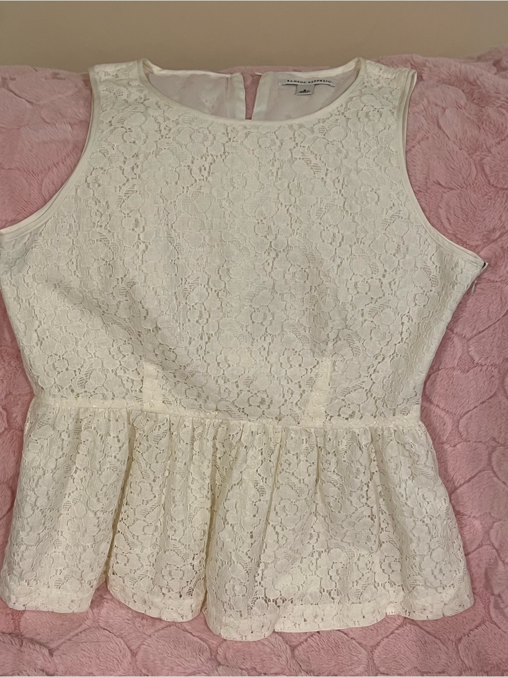 Banana Republic Lace Peplum Sleeveless Top in Cream size 6